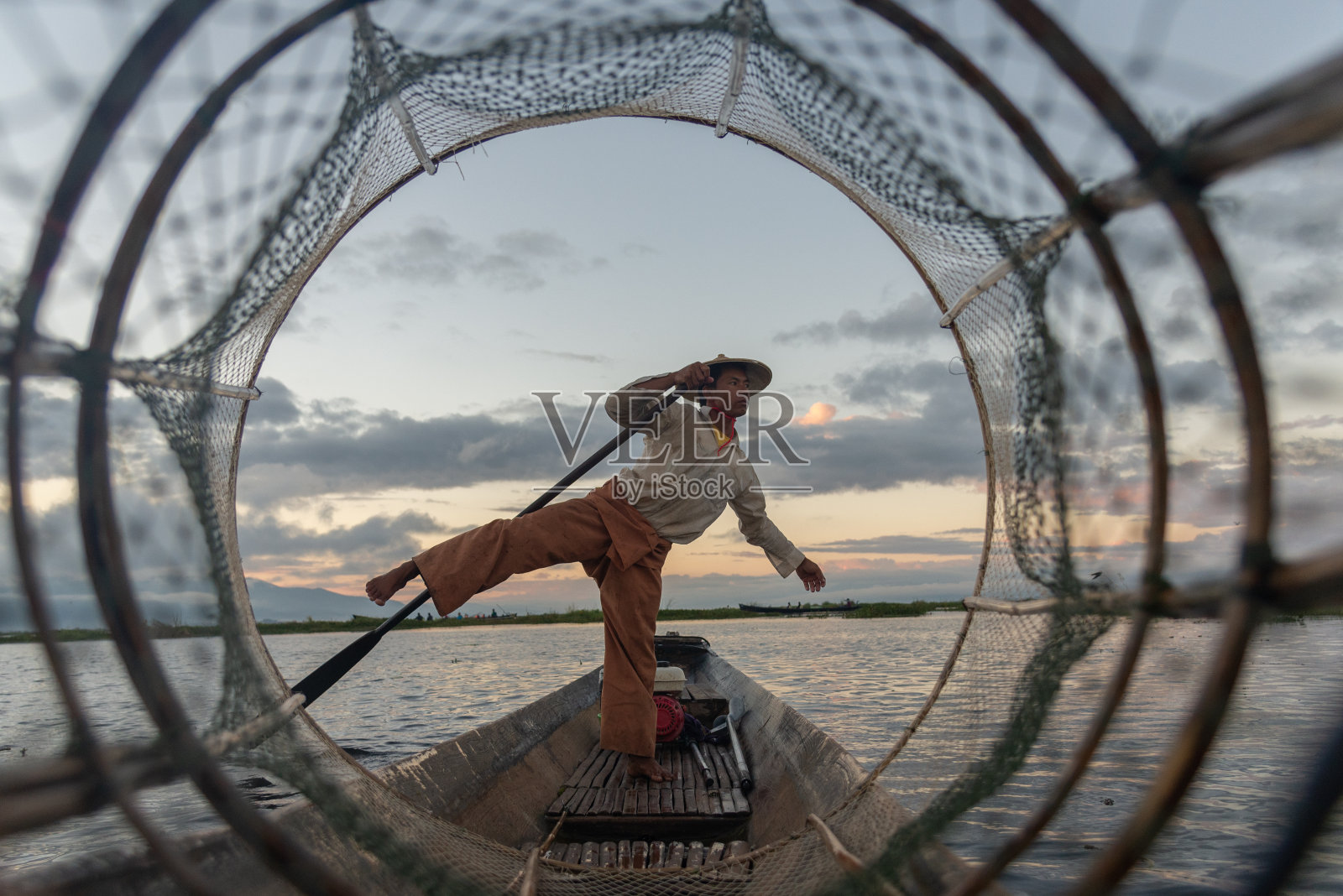 缅甸掸邦茵莱湖上的渔民在日出。照片摄影图片
