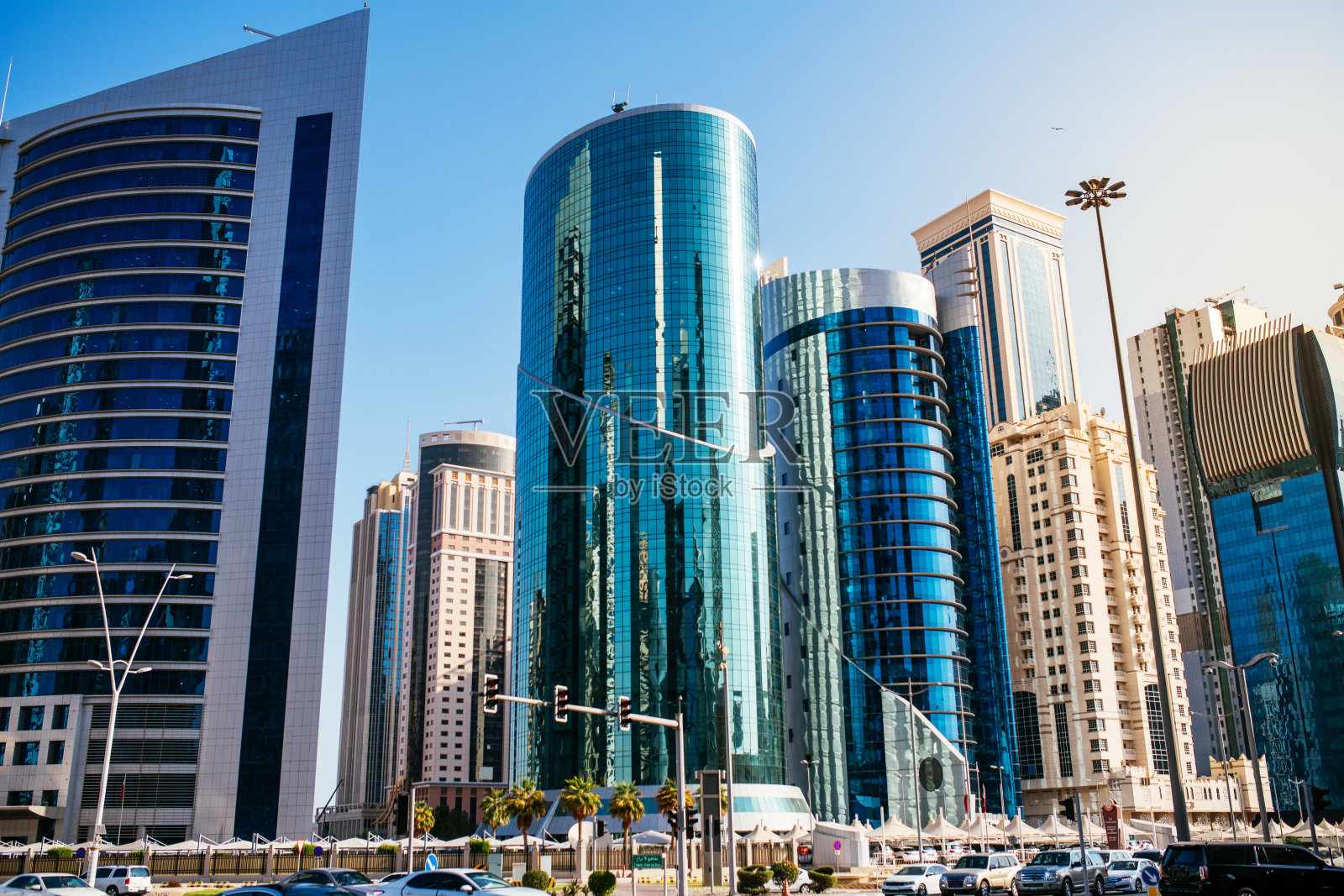 办公大楼外观天际线和现代建筑在中东，卡塔尔，多哈市照片摄影图片