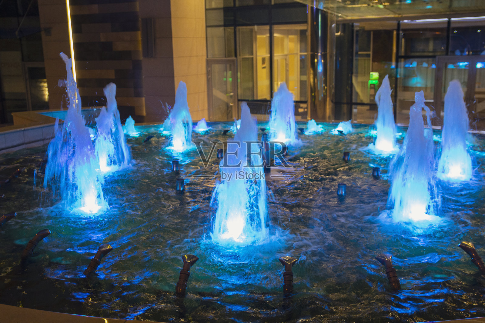 办公大楼附近的蓝色喷泉。体系结构照片摄影图片