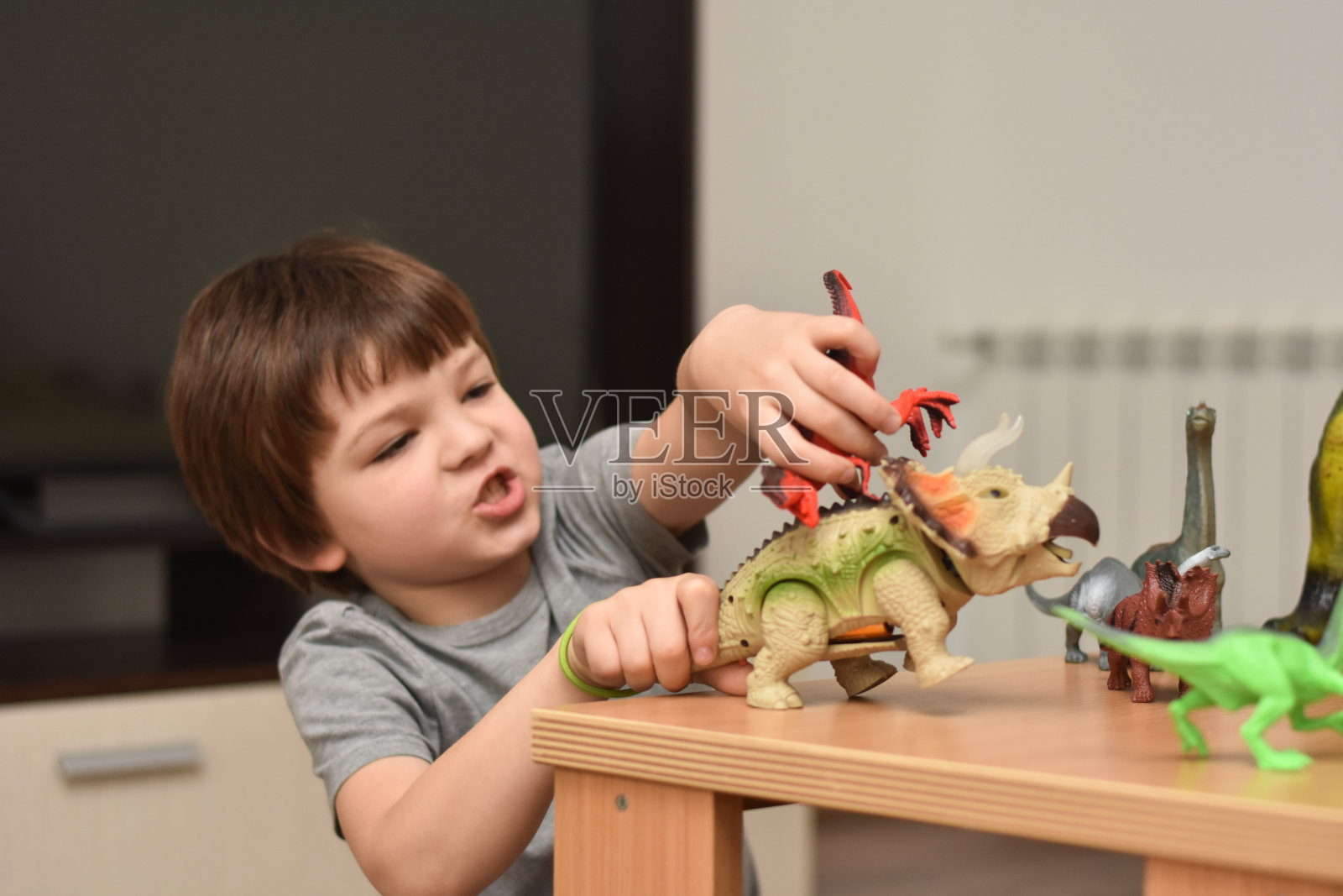 孩子玩恐龙玩具照片摄影图片