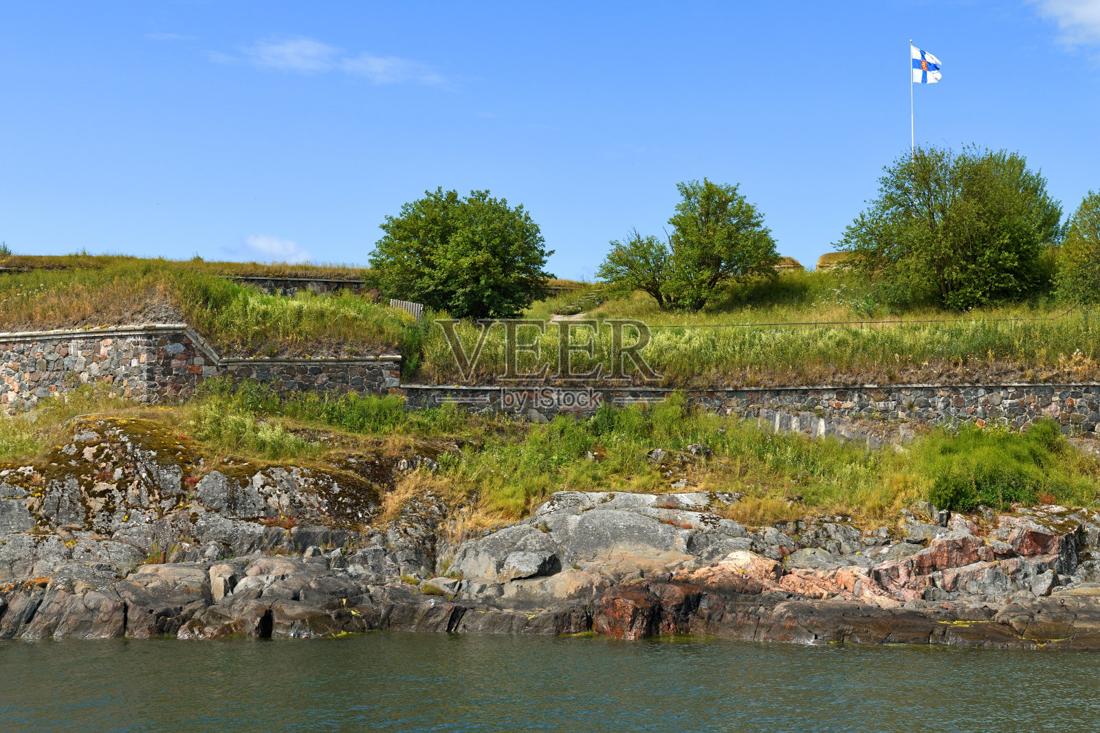 Suomenlinna (Sveaborg)堡垒是联合国教科文组织世界遗产。景观与国旗照片摄影图片