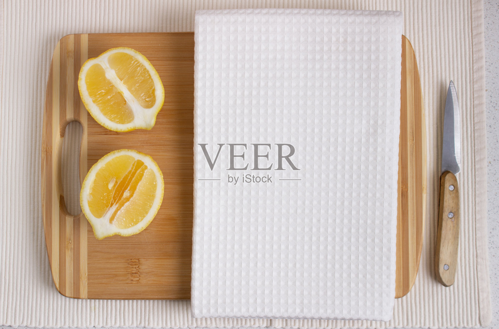 白色厨房华夫饼毛巾和新鲜柠檬放在木板上。产品设计照片摄影图片