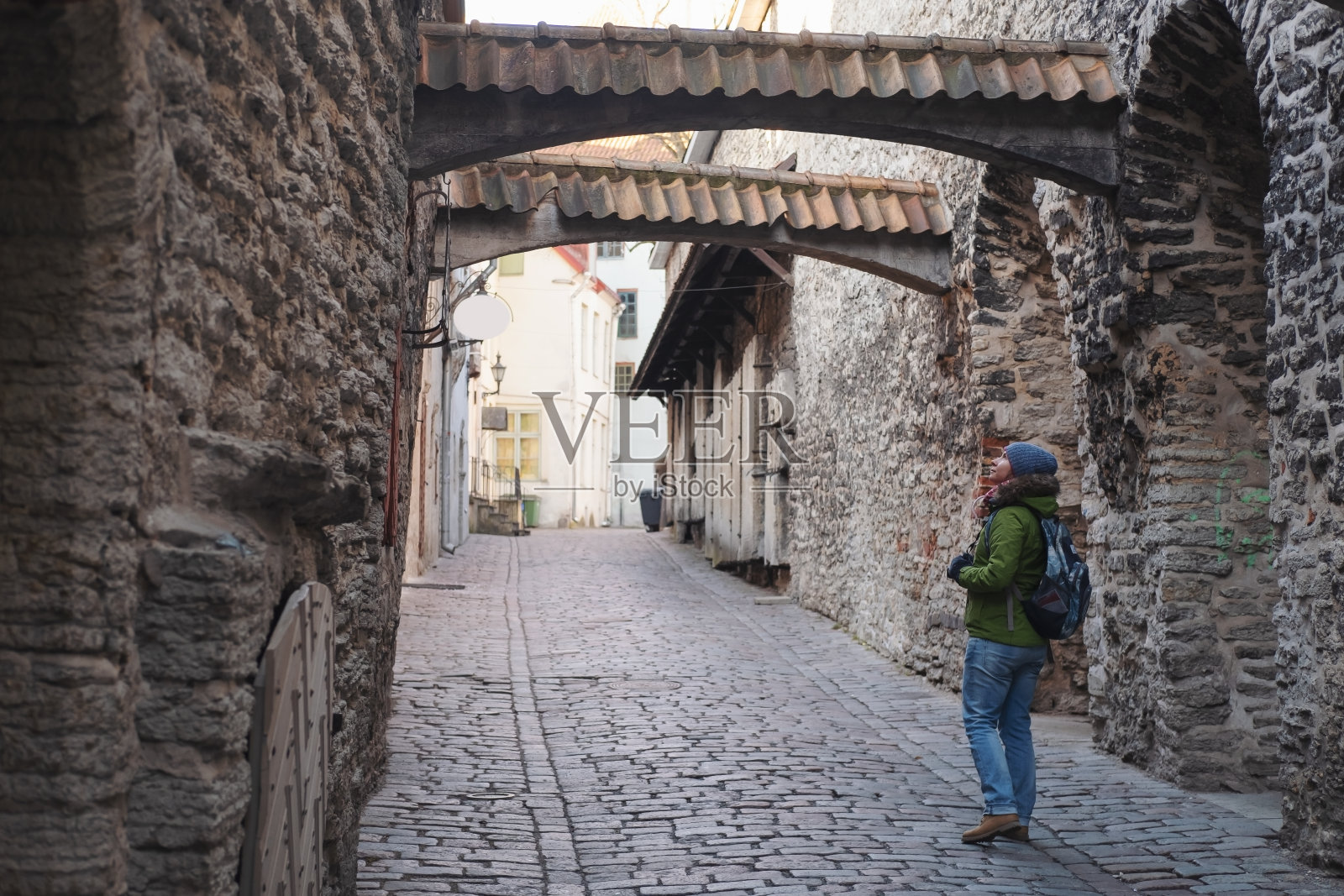 女游客在塔林老城独自旅行度假在爱沙尼亚中世纪街道照片摄影图片