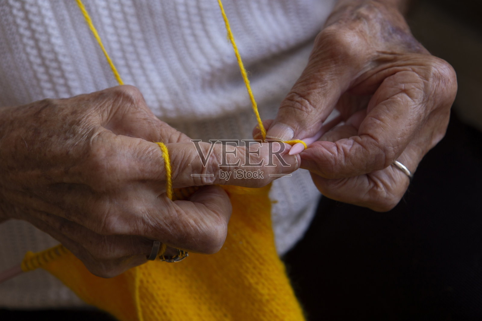 一个织针的老太太的手照片摄影图片