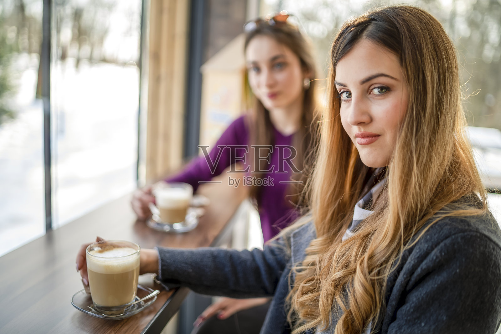 坐在咖啡店里的两个女人照片摄影图片
