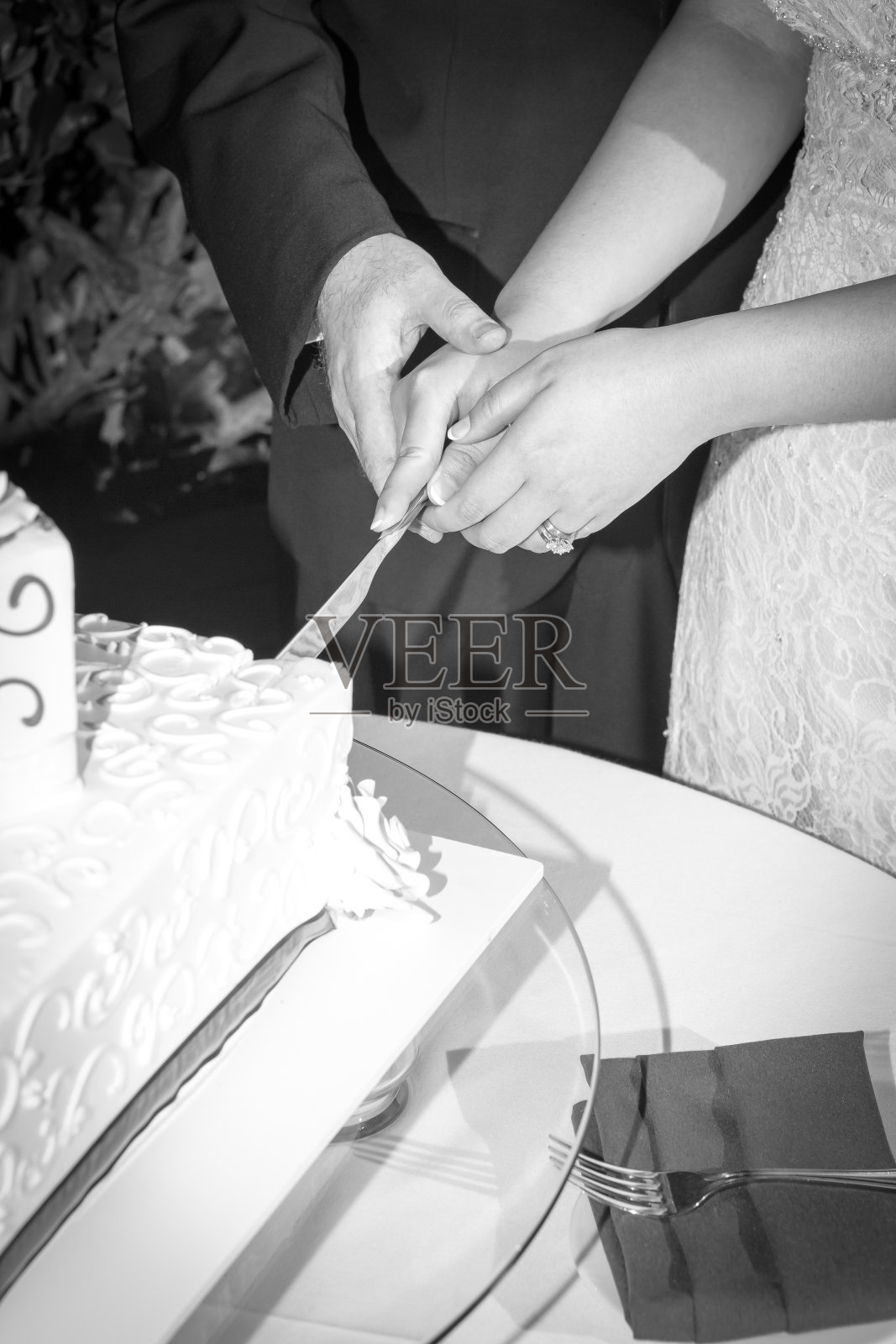 新娘和新郎一起切婚礼蛋糕照片摄影图片