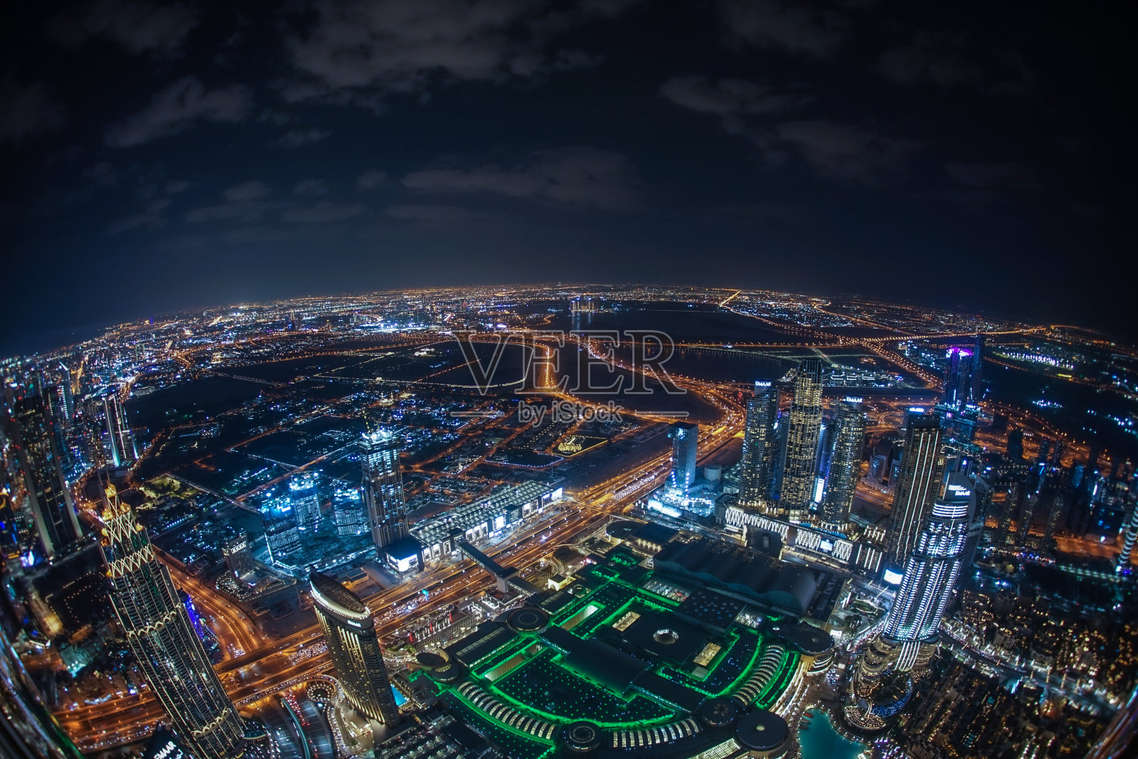 从哈利法塔的观景台上看到的迪拜夜景照片摄影图片