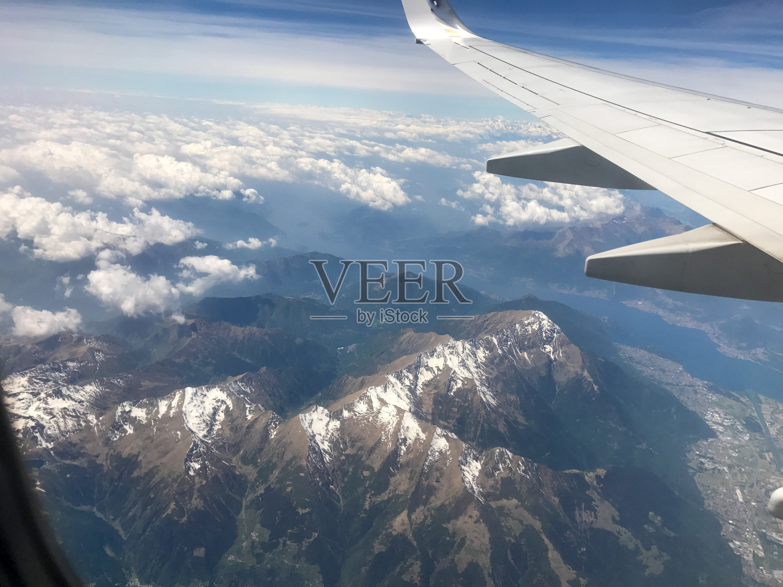 欧洲山脉从飞机上-美丽的山脉从飞机上照片摄影图片
