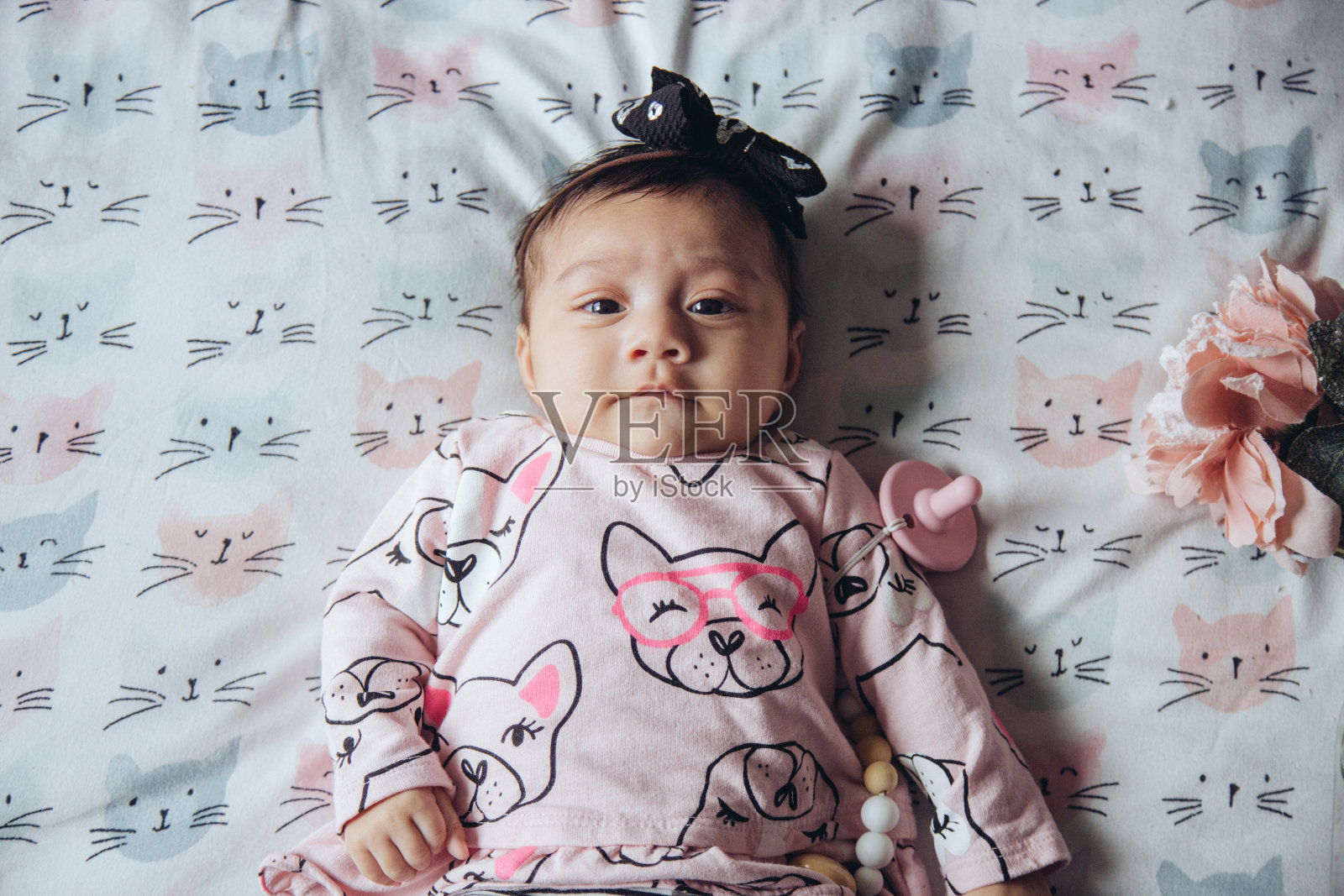 可爱的3个月的西班牙女婴肖像照片摄影图片