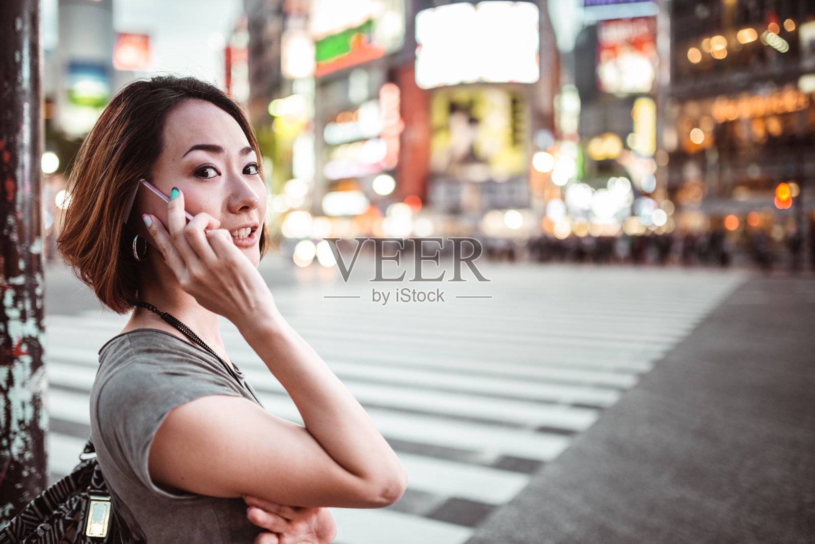 日本女人在东京打电话照片摄影图片