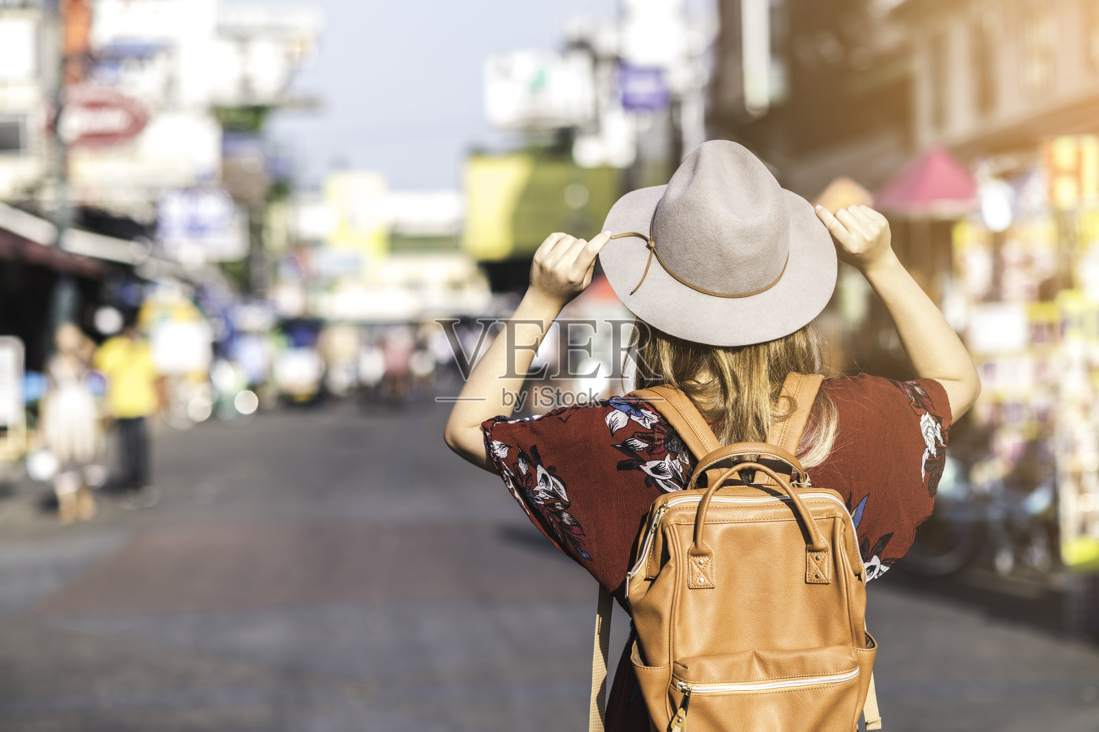 泰国旅游的概念。一名戴着帽子的年轻女子在泰国曼谷考山路步行街上旅行照片摄影图片