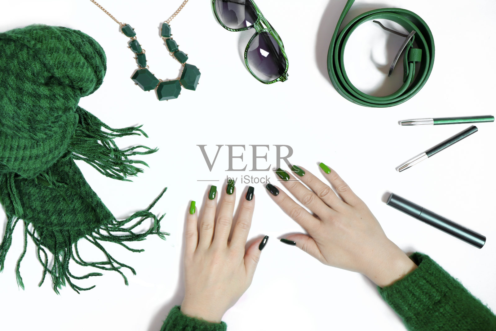 时尚的绿色长指甲和时尚的配件照片摄影图片