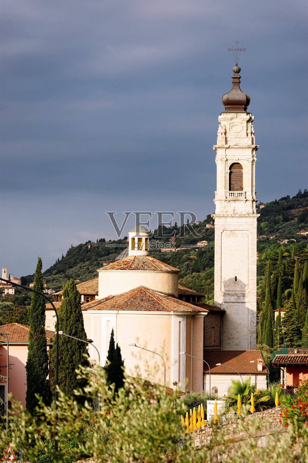 美丽的加尔尼亚诺大教堂，意大利加尔达湖上的一个小镇照片摄影图片