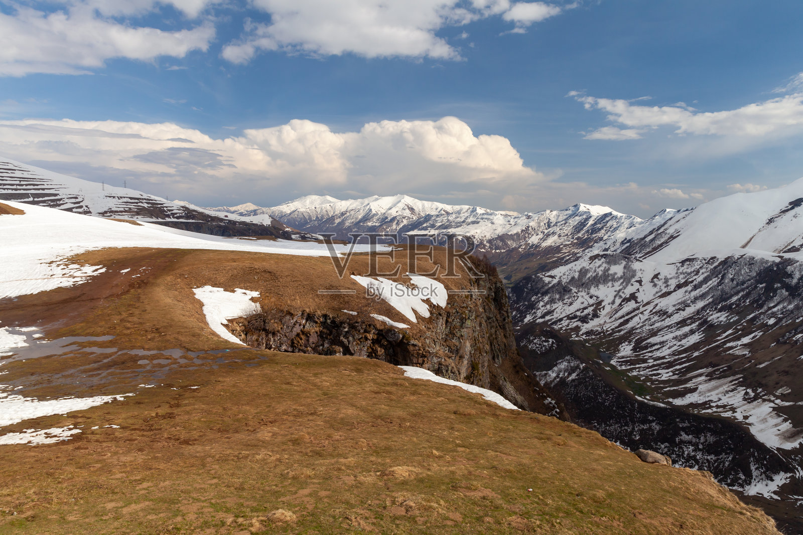 山的风景。在春天高加索地区。Gudauri照片摄影图片