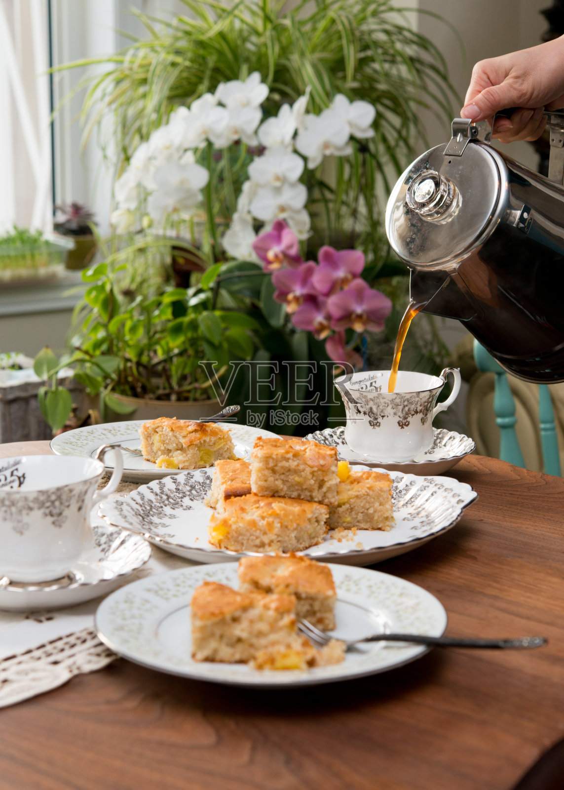 热黑咖啡倒在下午茶桌上的老式英式茶杯里照片摄影图片
