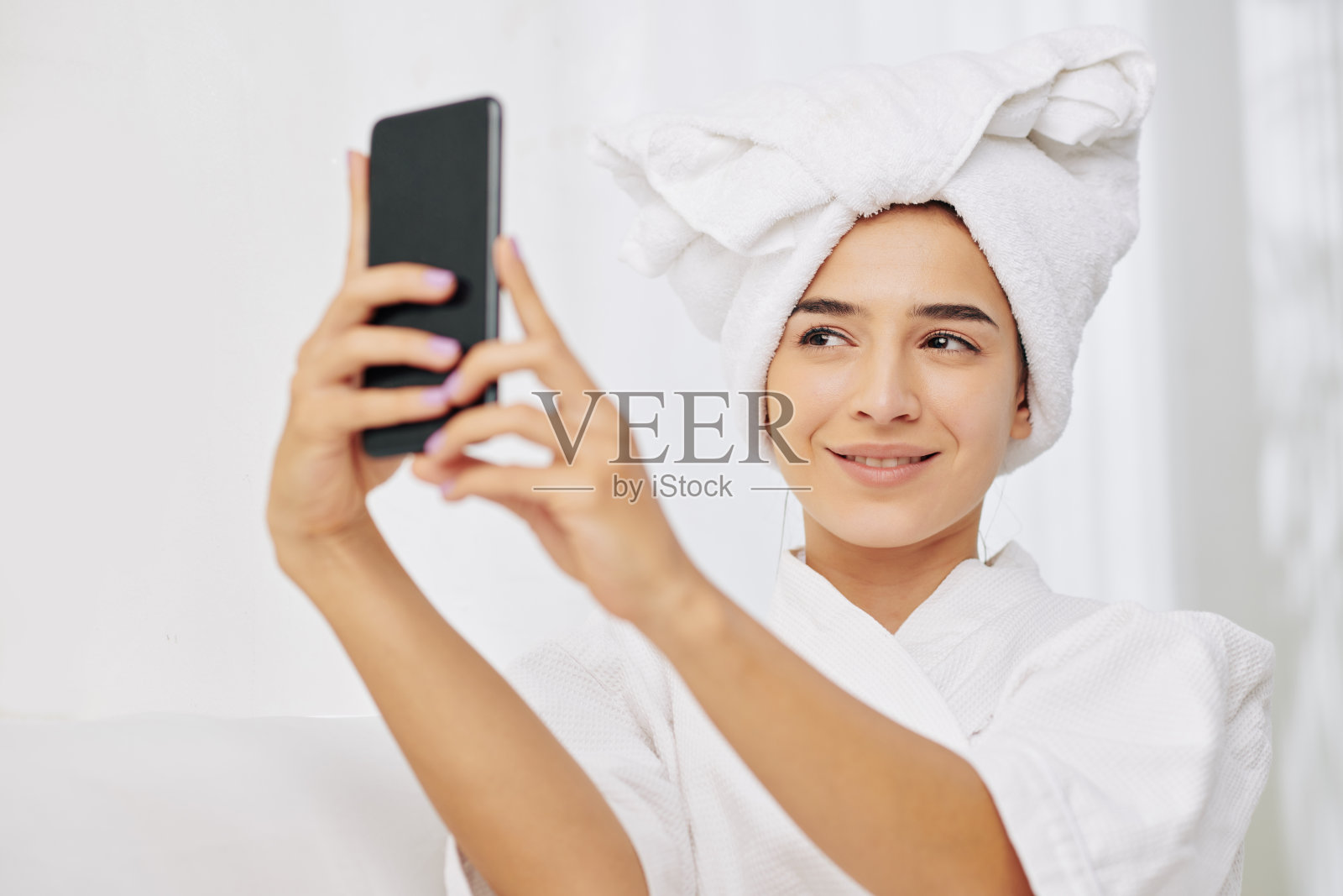 穿着浴袍拍照的女人照片摄影图片
