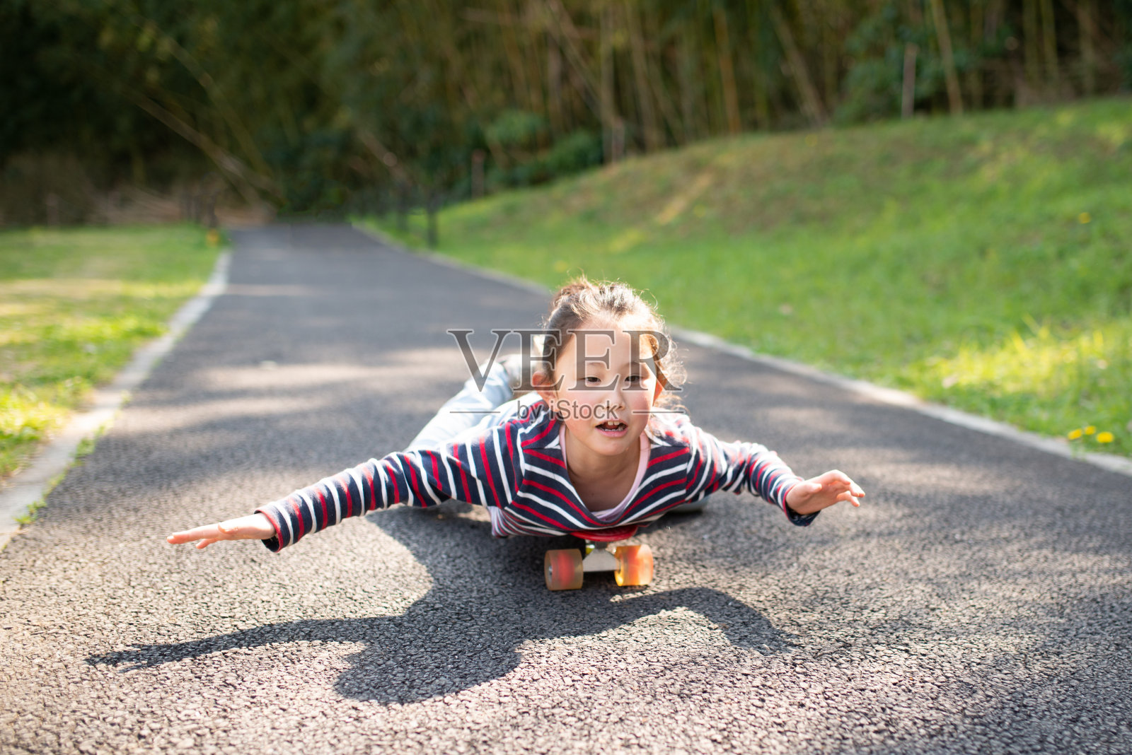 女孩在公园玩滑板照片摄影图片