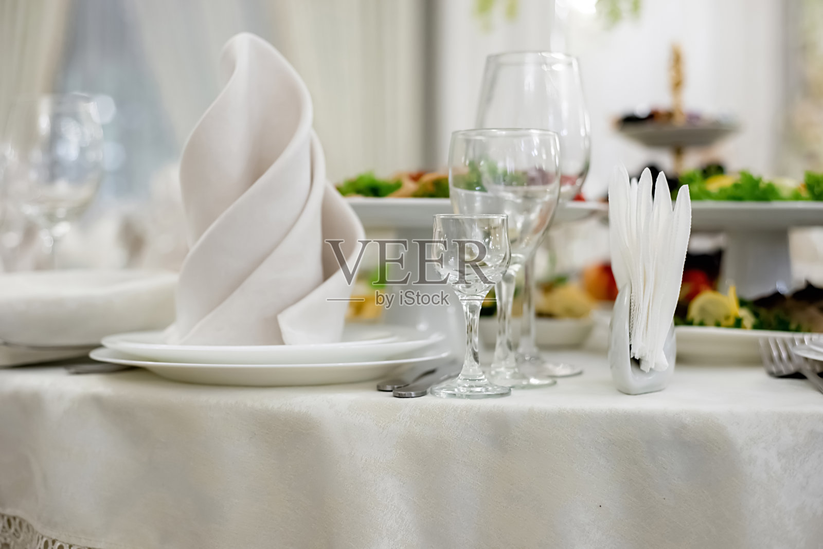 宴会上使用餐具、刀叉和酒杯。豪华典雅的晚餐在餐厅的餐桌上。假期表装饰照片摄影图片