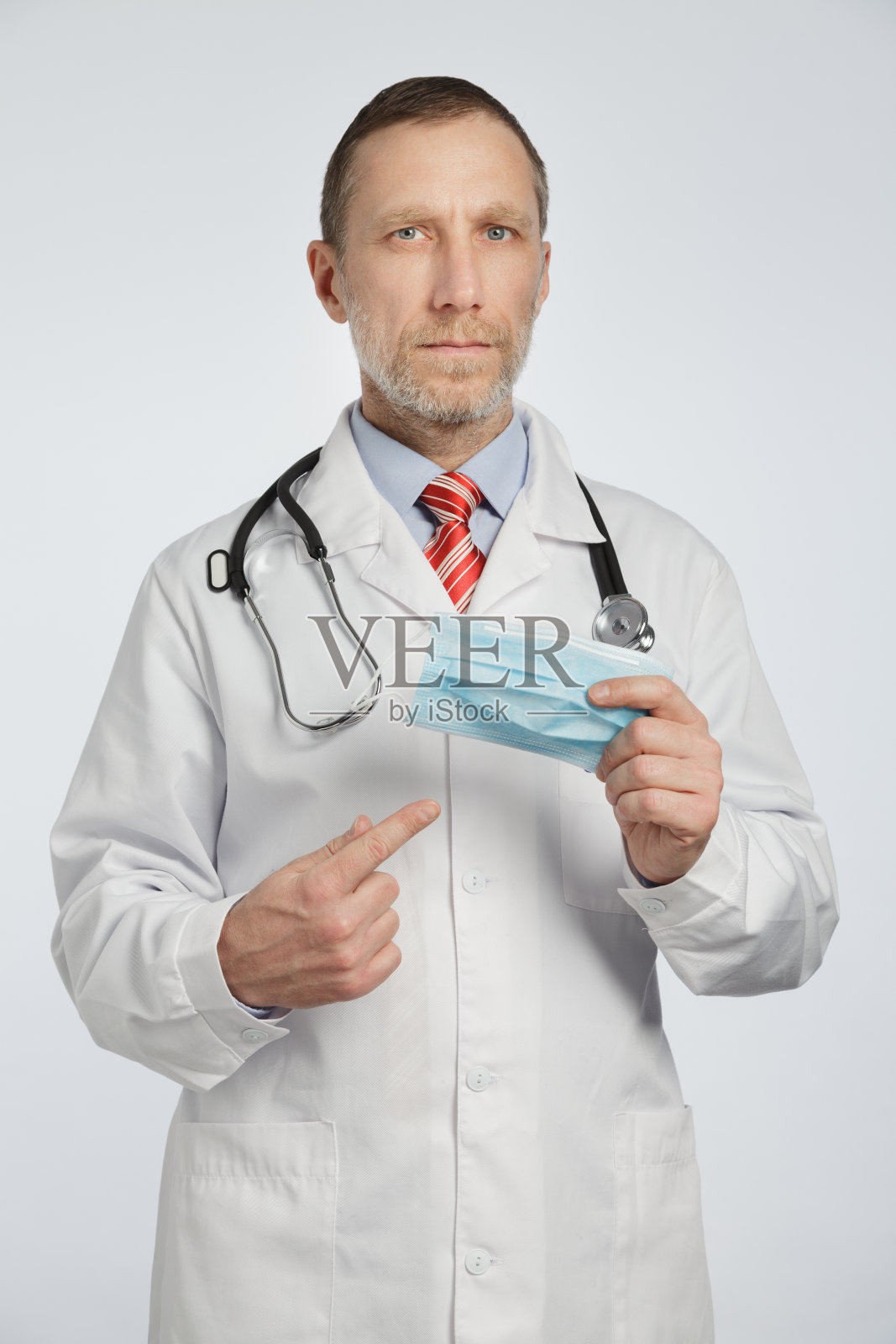医生展示防冠状病毒口罩照片摄影图片