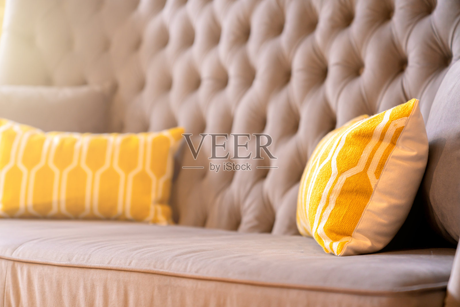近距离装饰客厅漂亮沙发上的软织物枕头设计理念照片摄影图片
