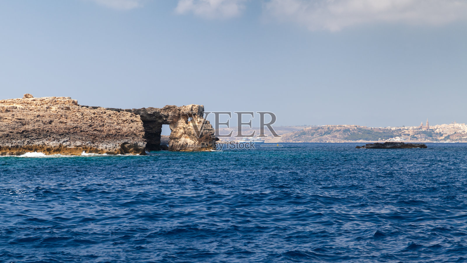 马耳他科米诺岛海岸上的天然石拱照片摄影图片