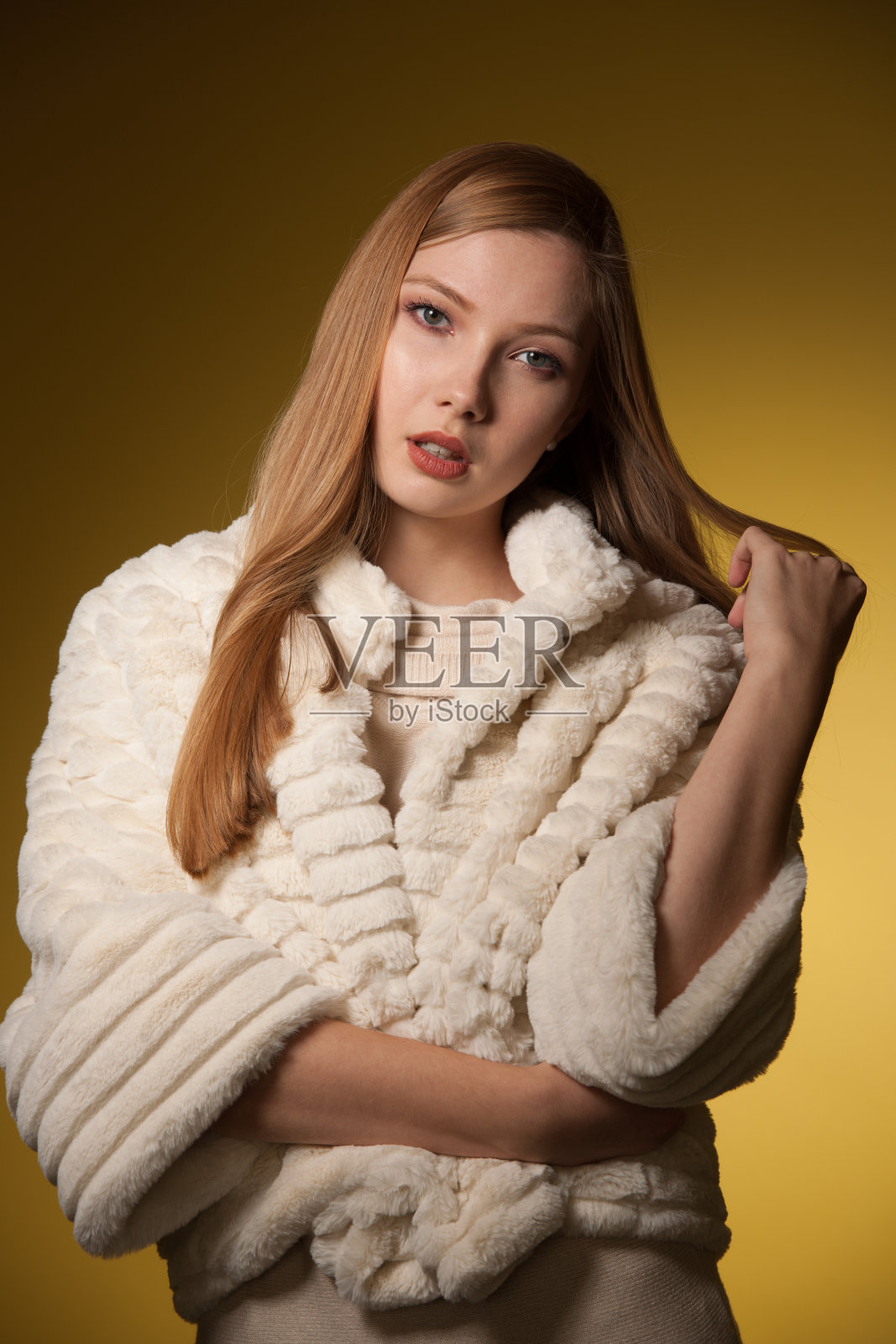 美女肖像女人在黄色的背景皮草冬季夹克照片摄影图片
