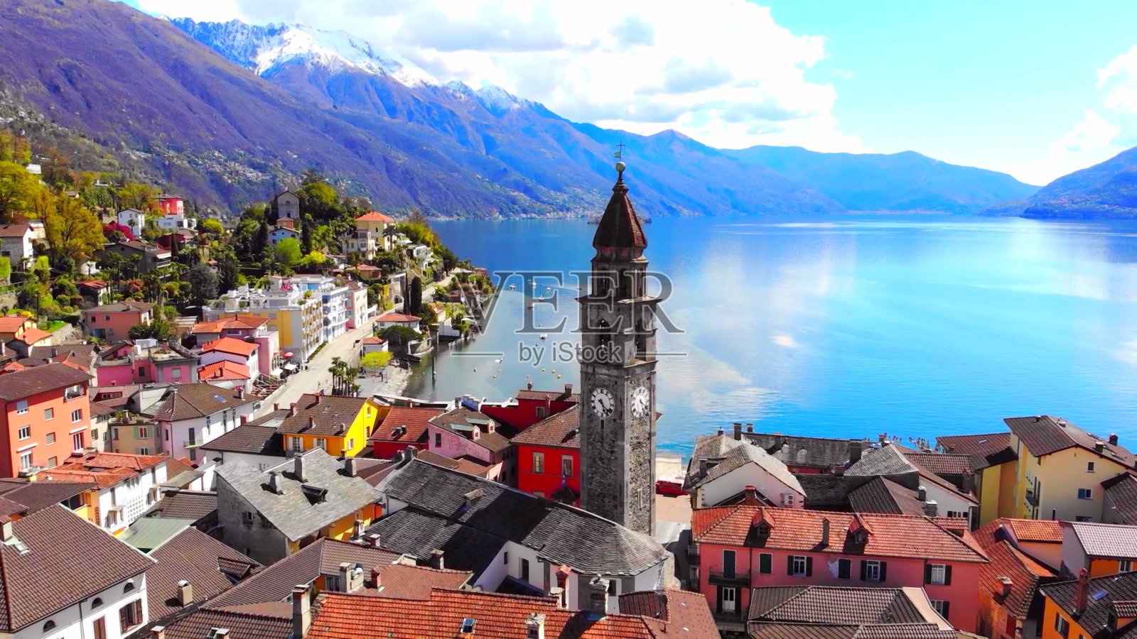 瑞士小镇，紧挨着一个湖照片摄影图片
