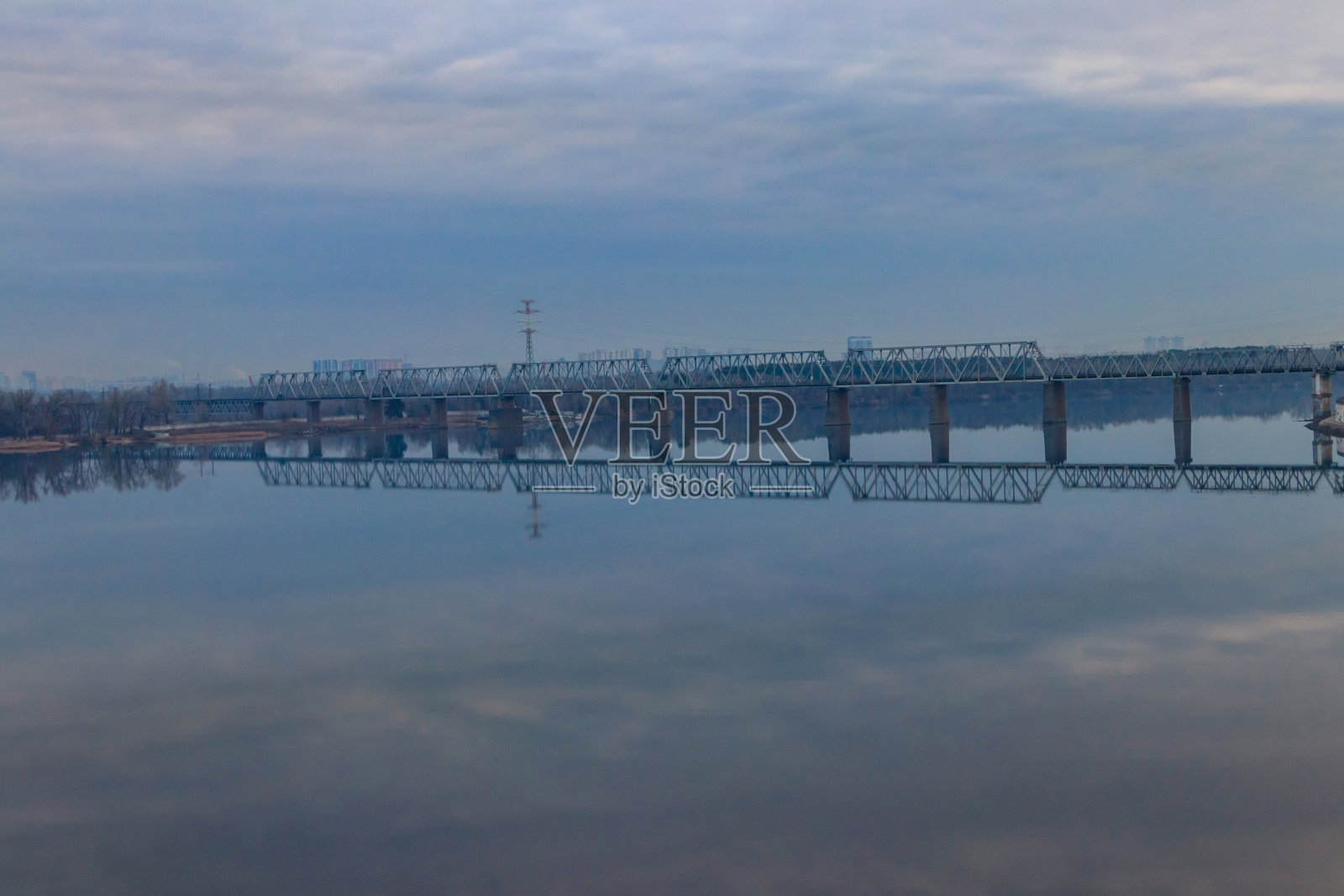 乌克兰基辅，横跨第聂伯河的佩特里夫斯基铁路桥照片摄影图片