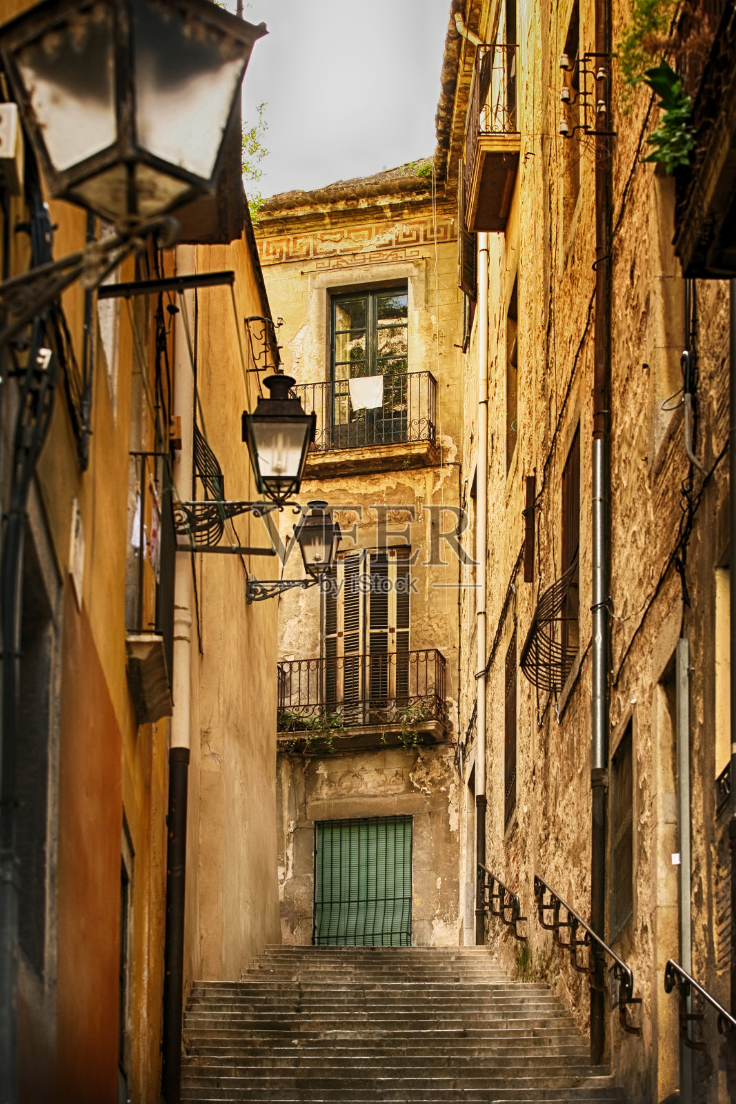 西班牙巴塞罗那狭窄的中世纪街道照片摄影图片
