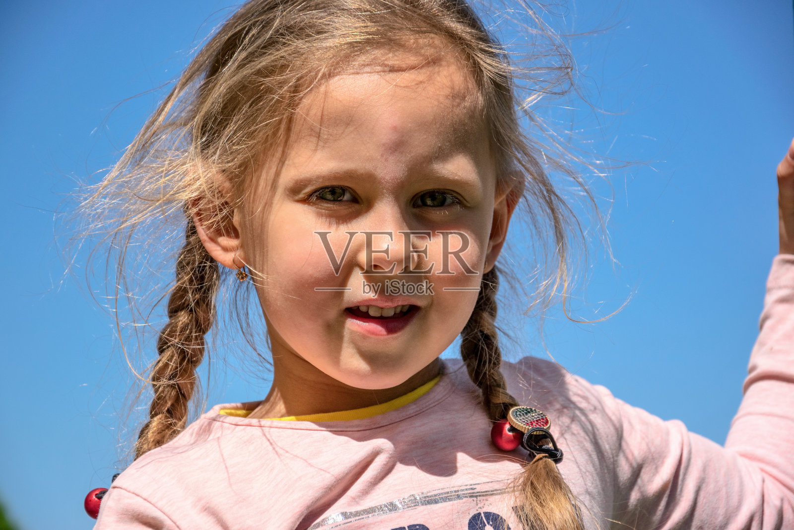 蓝色背景上的一个小女孩的肖像照片摄影图片