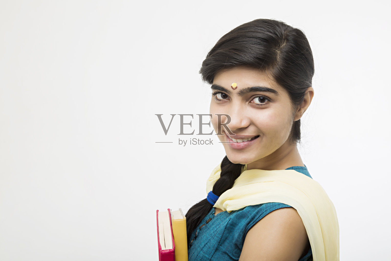 年轻的成年南印度妇女在白色背景-股票图像照片摄影图片