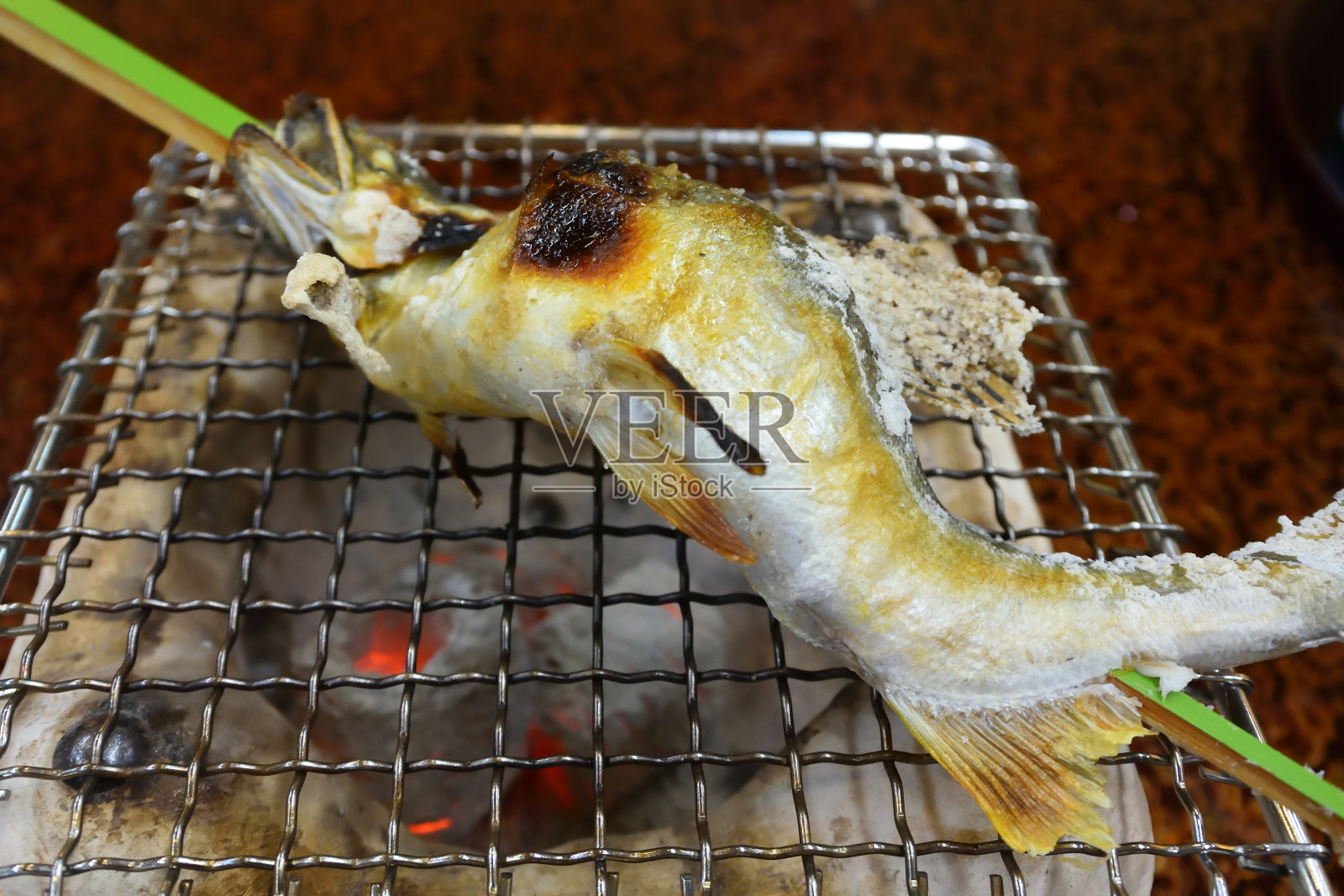 盐烤淡水鳟鱼照片摄影图片