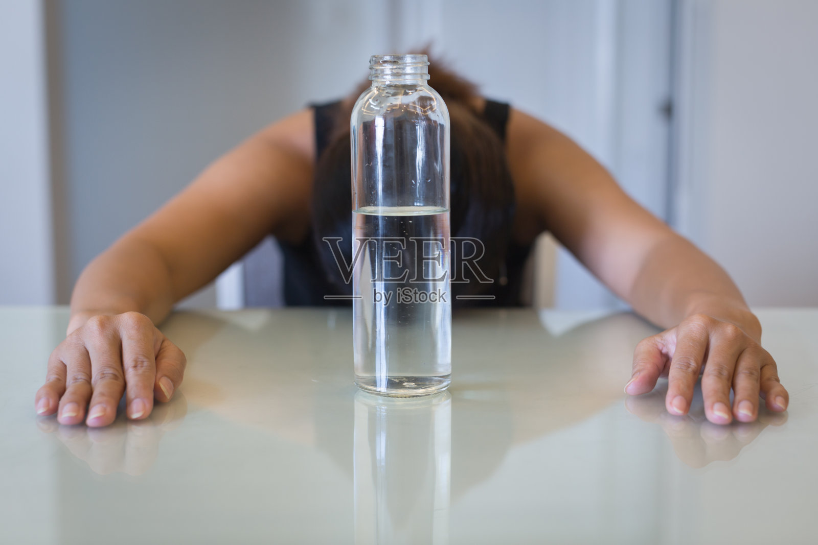 饥饿失意的女人想减肥，就喝一杯水。间歇性禁食。照片摄影图片