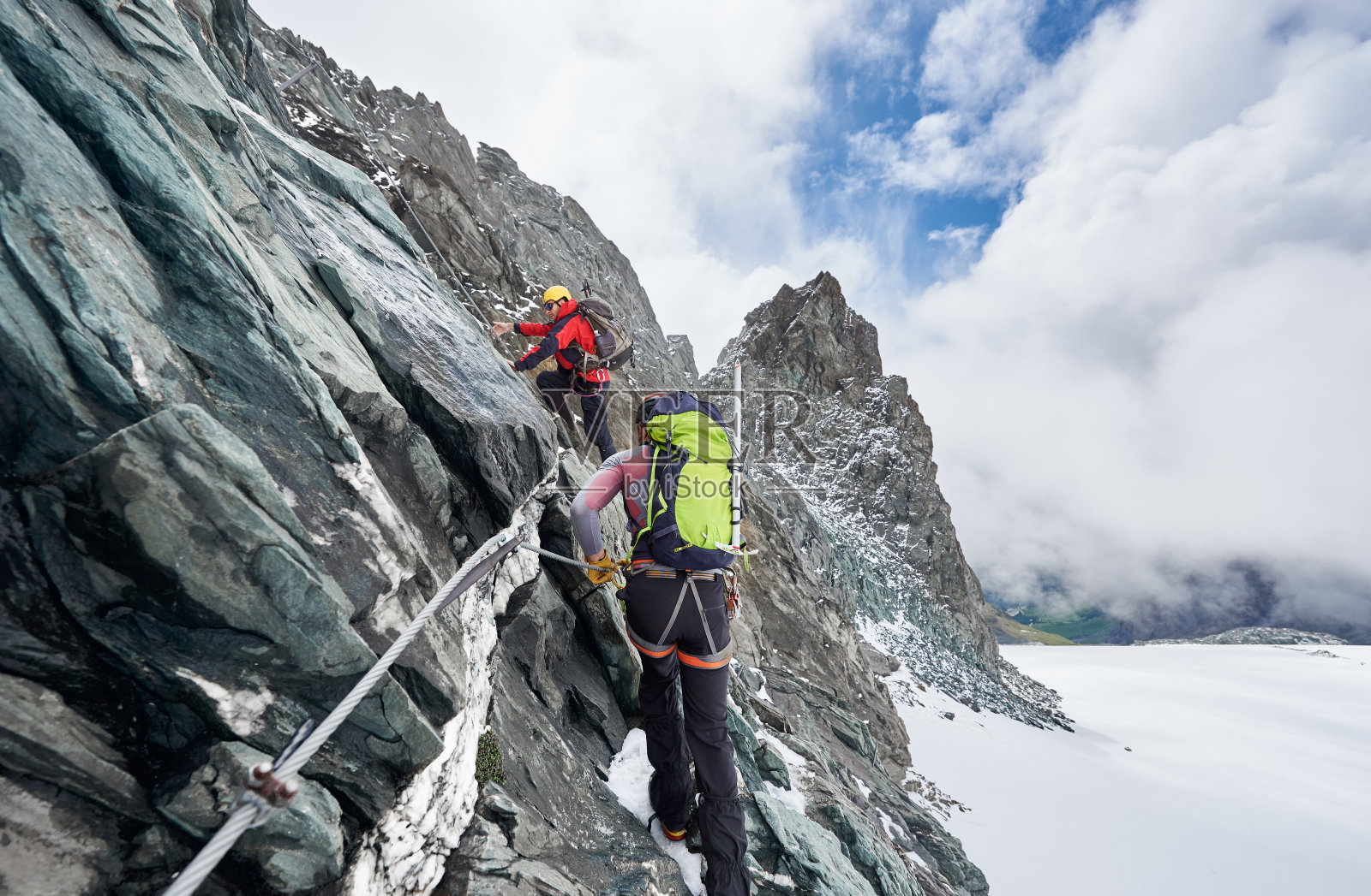奥地利，攀登大格洛克纳山的登山运动员。照片摄影图片