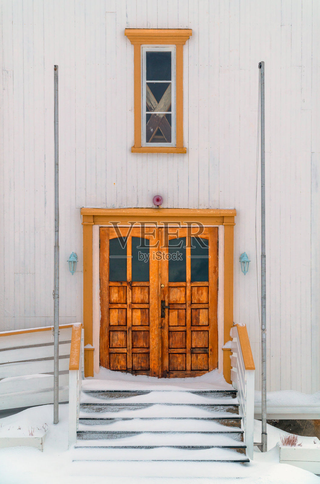 冬季木制教堂正门的特写照片摄影图片