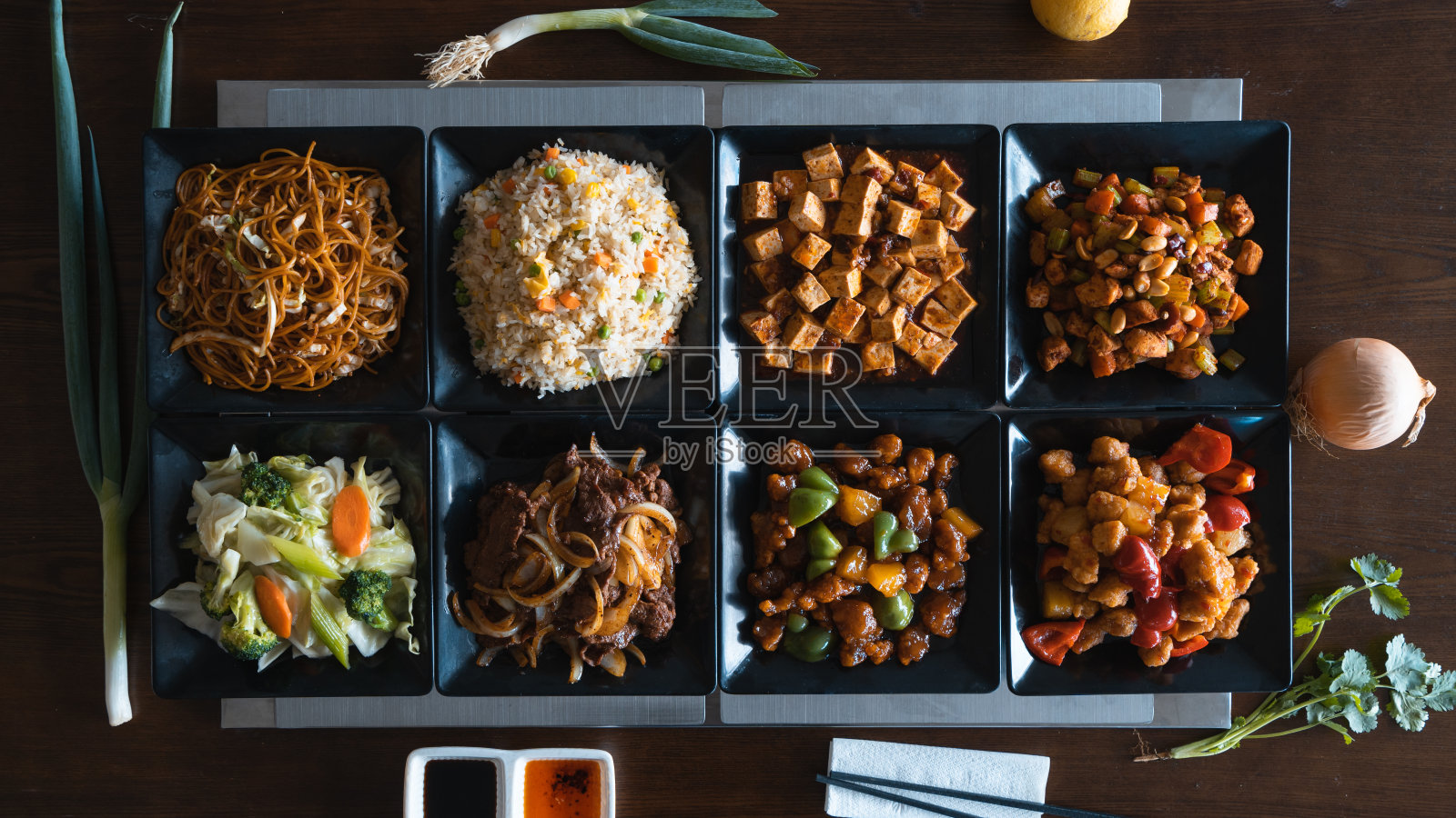 桌上的中国菜俯视图。照片摄影图片
