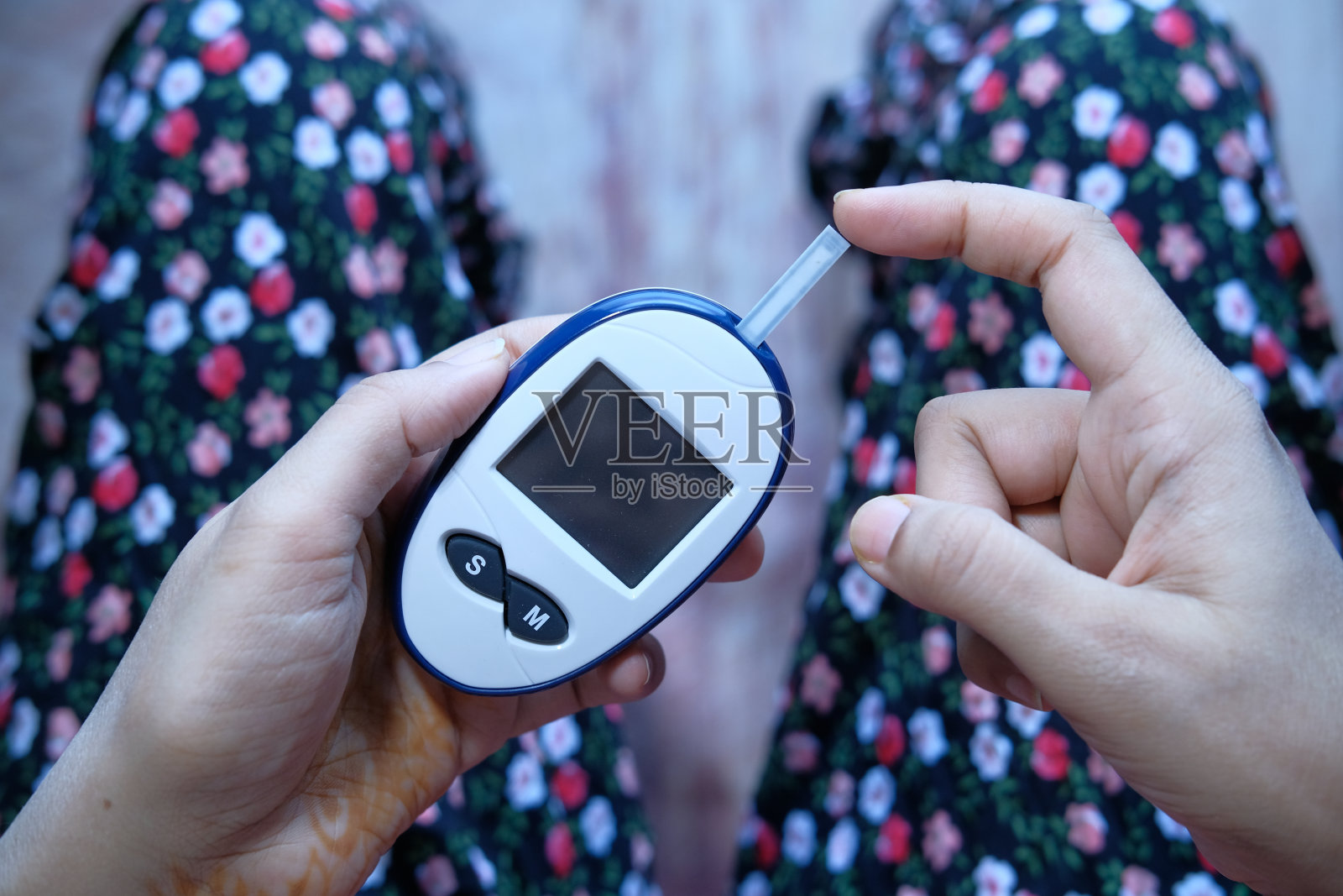 女性手部测量糖尿病的特写照片摄影图片