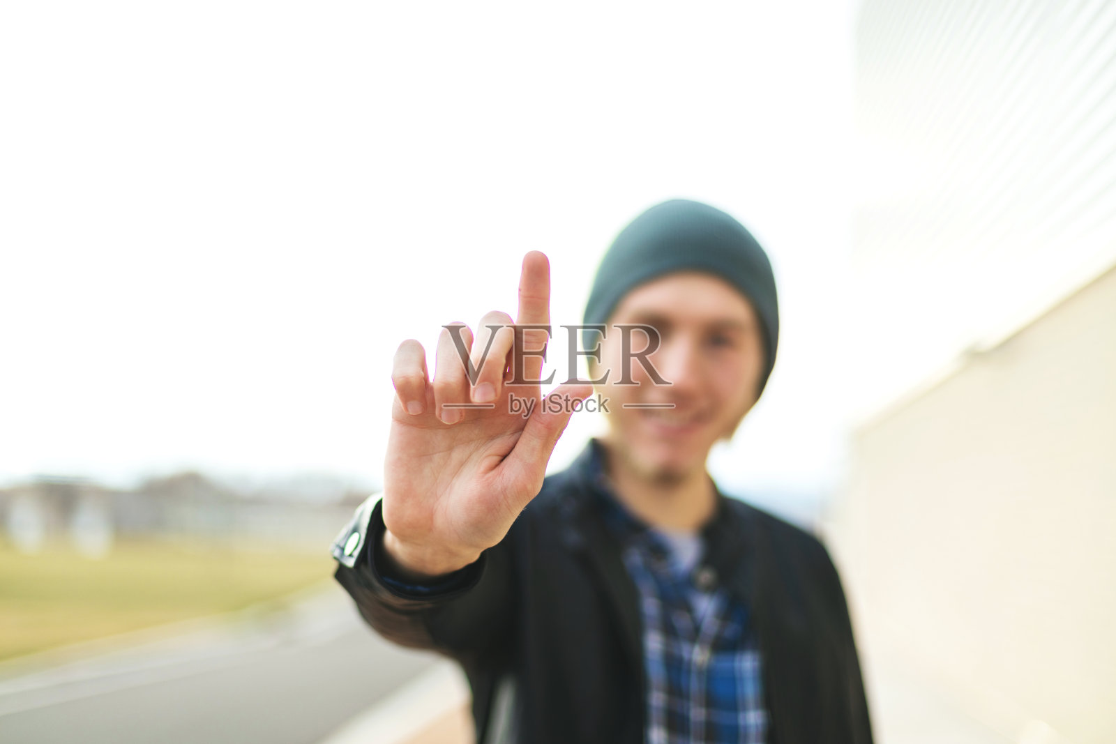 Z世代的男学生举起食指，表示一照片摄影图片