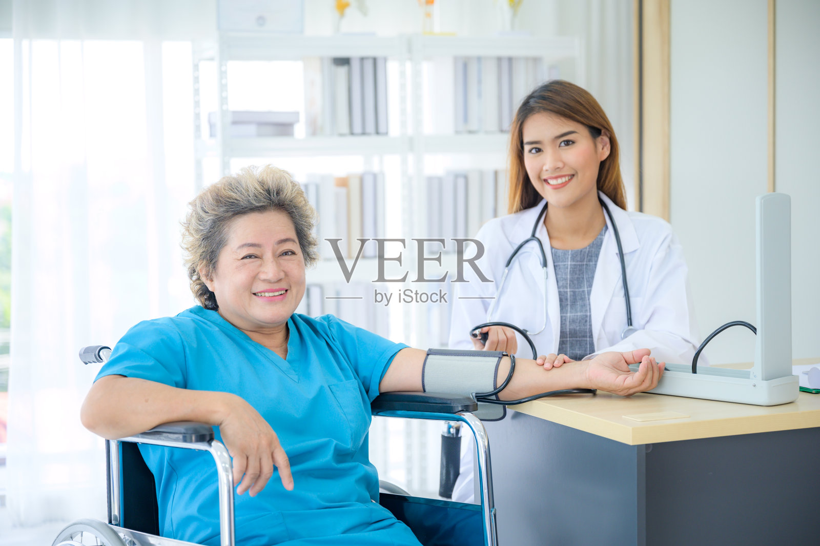 女医生为老年妇女测量血压照片摄影图片