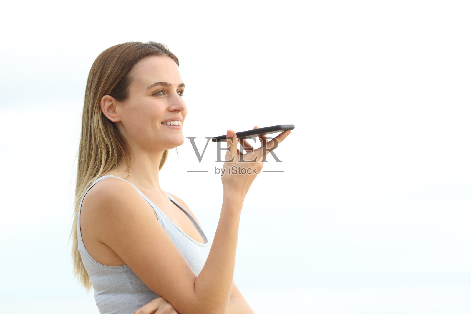 在海滩上用手机语音识别的女孩照片摄影图片