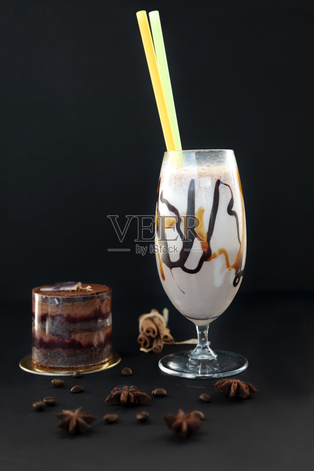 咖啡饮料和巧克力蛋糕在棕色的背景。照片摄影图片