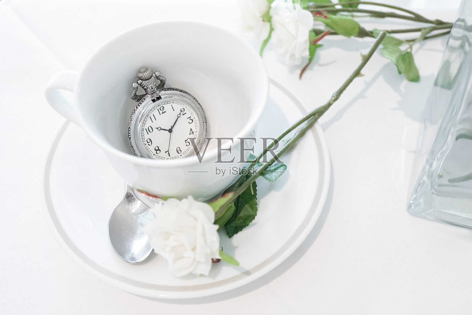 古董怀表。一个封闭的茶杯和古董怀表里面。茶歇和茶时间的概念。照片摄影图片