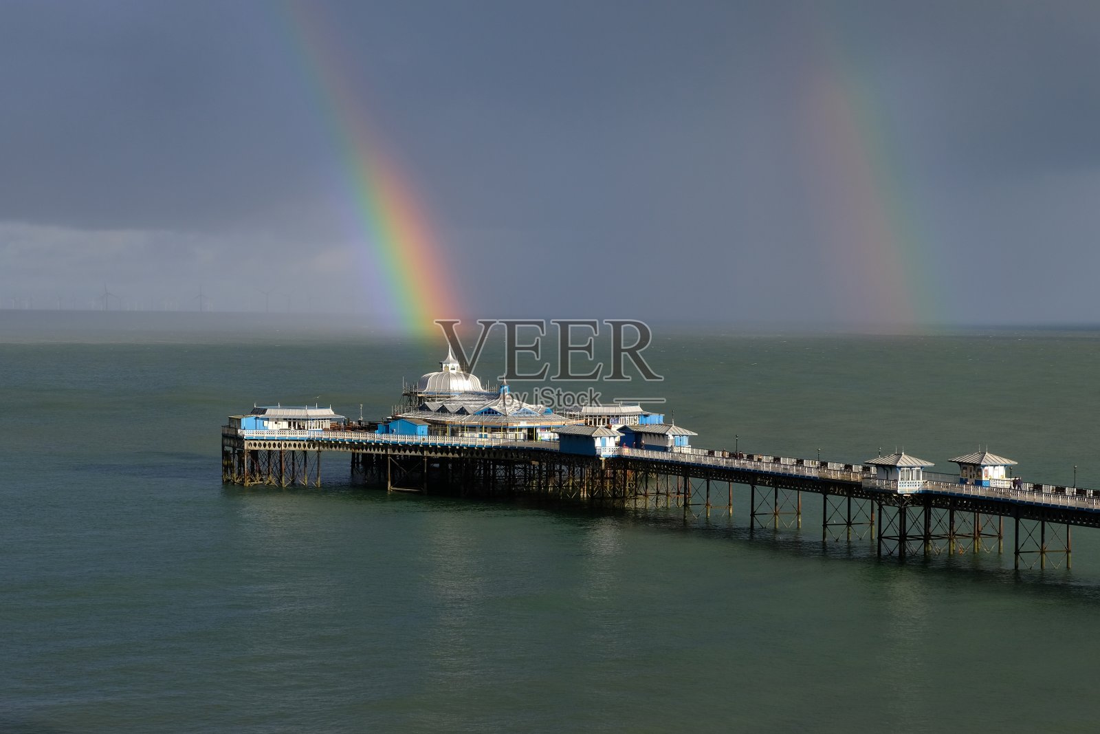 兰德诺码头和彩虹照片摄影图片