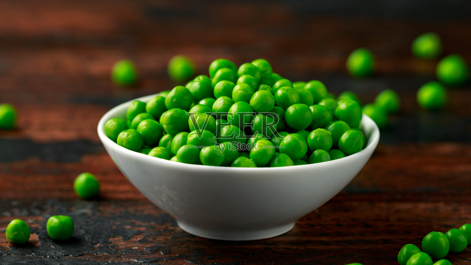 白碗里的绿豌豆。健康的食物照片摄影图片