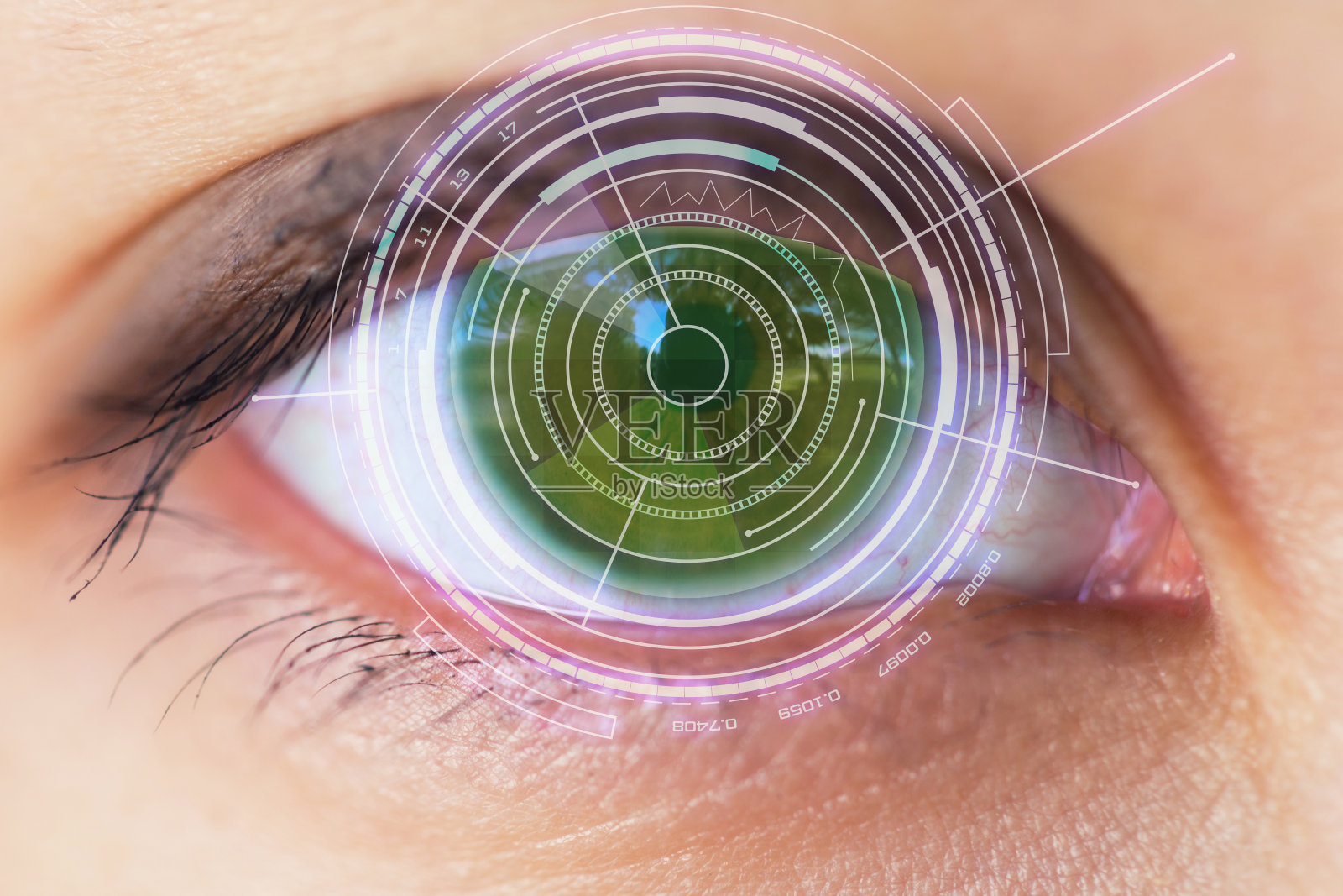 一名妇女的眼睛被视网膜扫描仪扫描照片摄影图片
