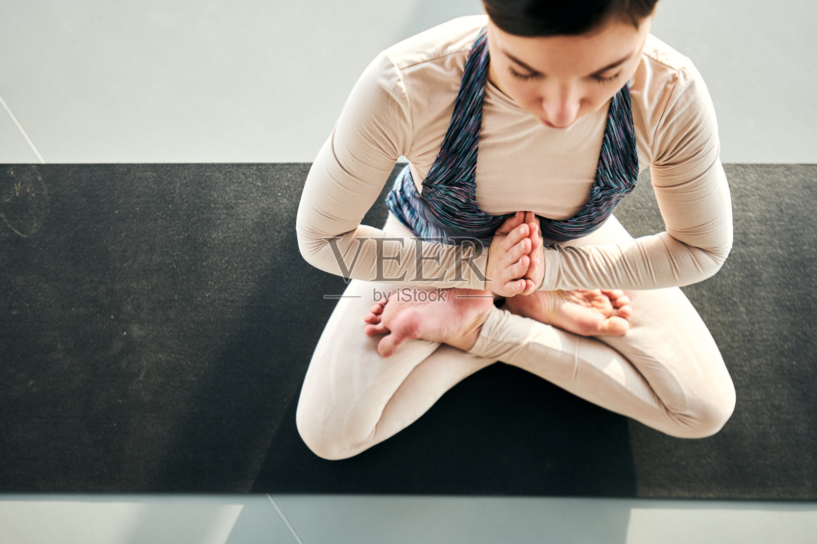 年轻宁静的女性在瑜伽姿势中保持平衡的概述照片摄影图片