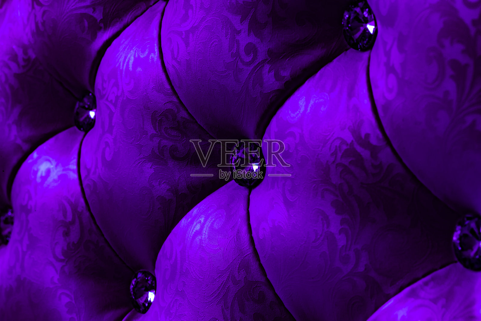 紫色天鹅绒沙发与水晶伯顿背景照片摄影图片