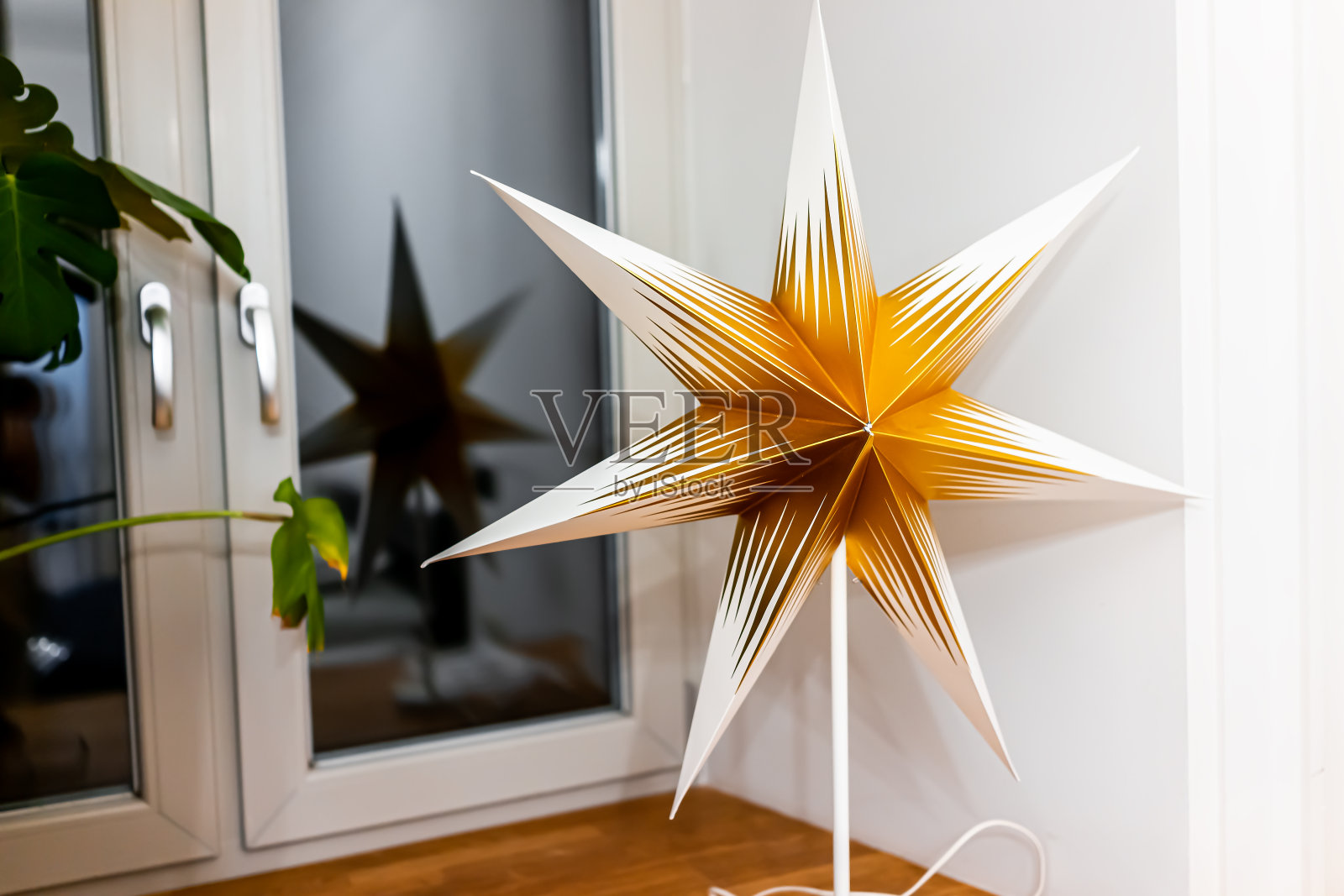 室内现代装饰装饰在客厅或卧室靠窗在圣诞冬季假日之夜星照片摄影图片