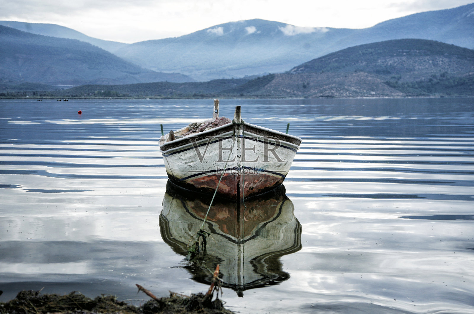 巴发湖是位于土耳其西南部的一个湖。背景中的建筑是古城赫拉克勒亚的废墟。照片摄影图片