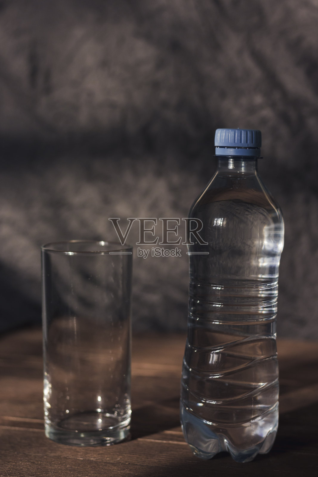 一瓶水和一个玻璃杯照片摄影图片